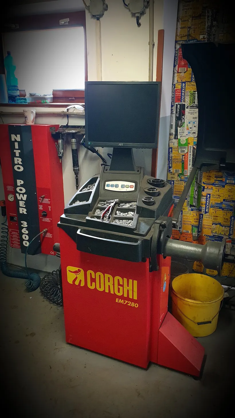 Vyvažovačka kolies CORGHI EM7250 a prezúvačka Nitro Power 3600